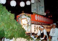 暗くなったら火を入れます。遺影にも灯りがともります
