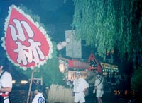 町の中心部は花火の煙でもくもく