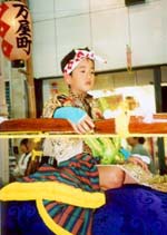 豪華な長崎刺繍の施された衣装をつけた船頭役の子供さん